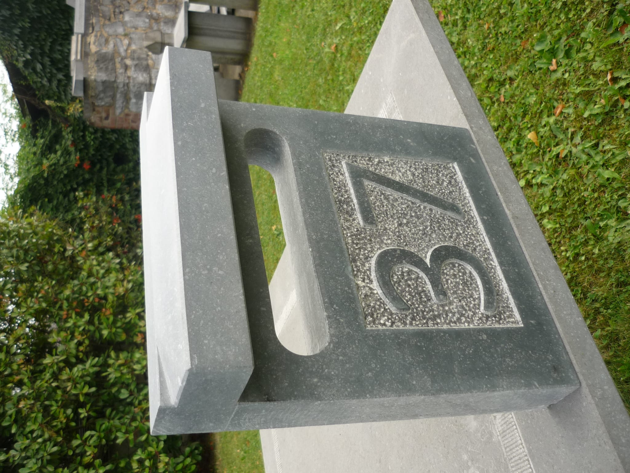 Boîte aux lettres encastrable en pierre bleue belge gravure numéro