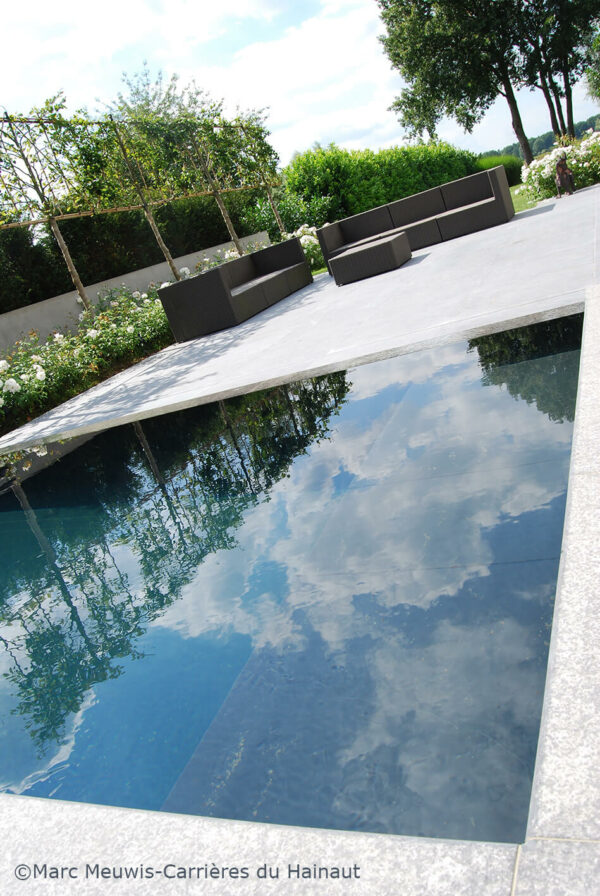 Terrasse et margelles de piscine en pierre bleue flammée
