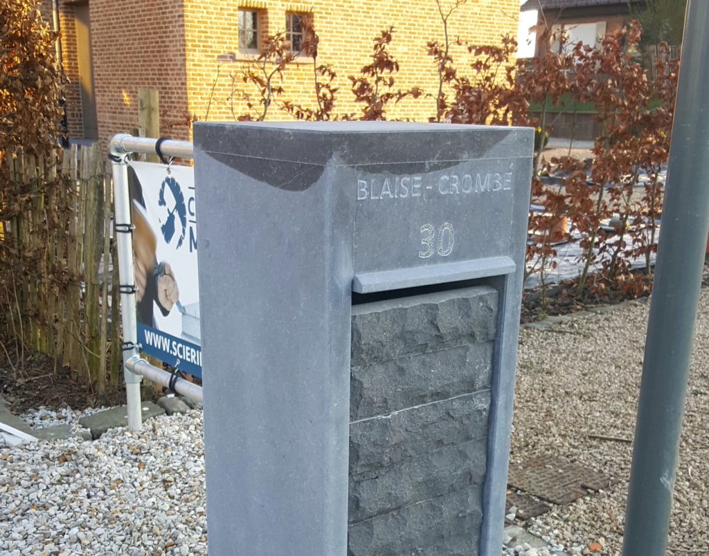 Boîte aux lettres en pierre bleue de Belgique