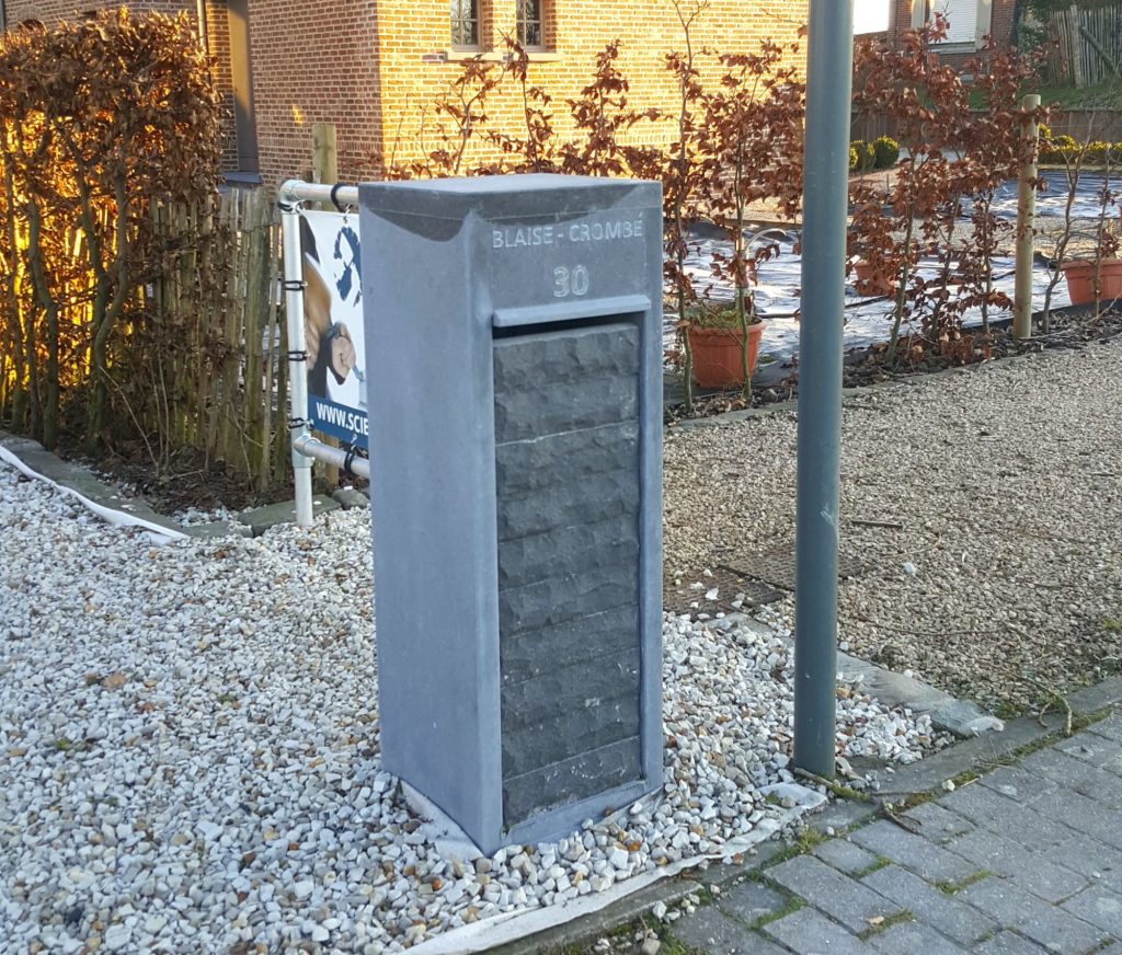 Boîte aux lettres en pierre bleue de Belgique