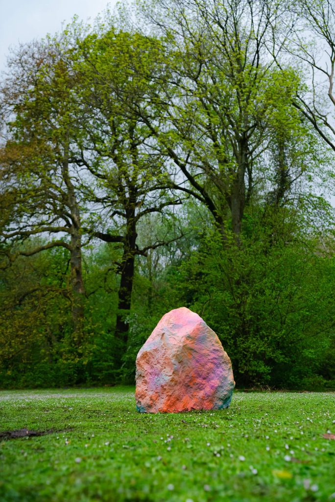 réalisation de brômes (rochers) par Leopoldine Roux en Pierre Bleue de Belgique peintes et exposées en plein air !
