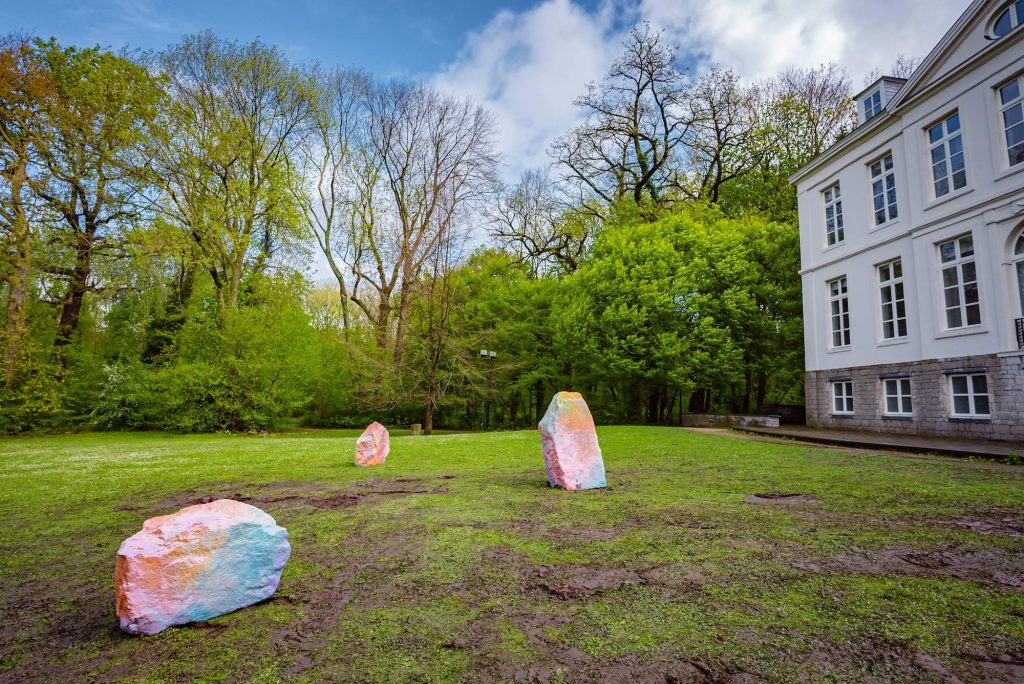 réalisation de brômes (rochers) par Leopoldine Roux en Pierre Bleue de Belgique peintes et exposées en plein air !