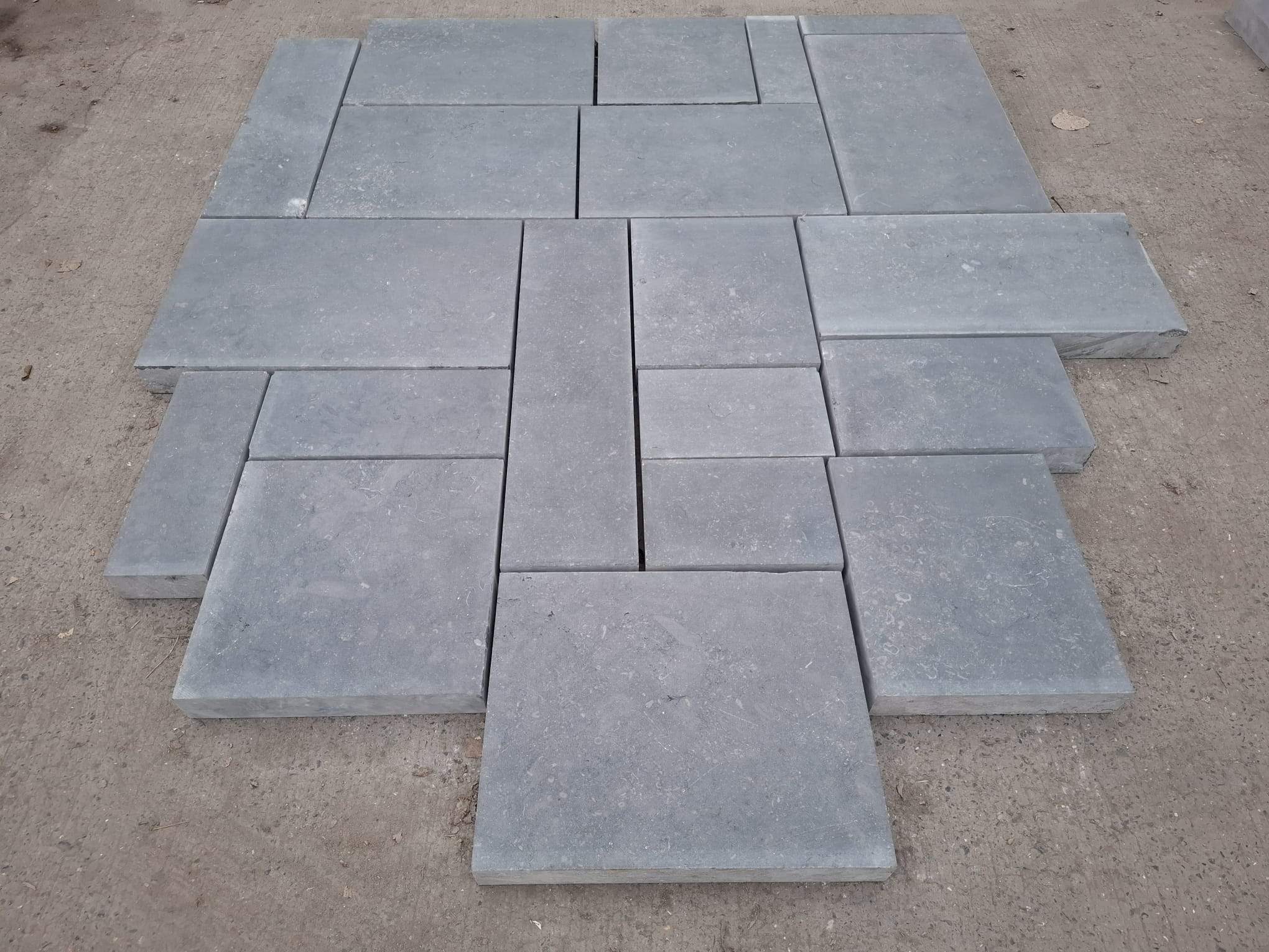 Dalles en petites bandes en longueurs libres en adouci clair en pierre bleue en 5 cm - Image 5