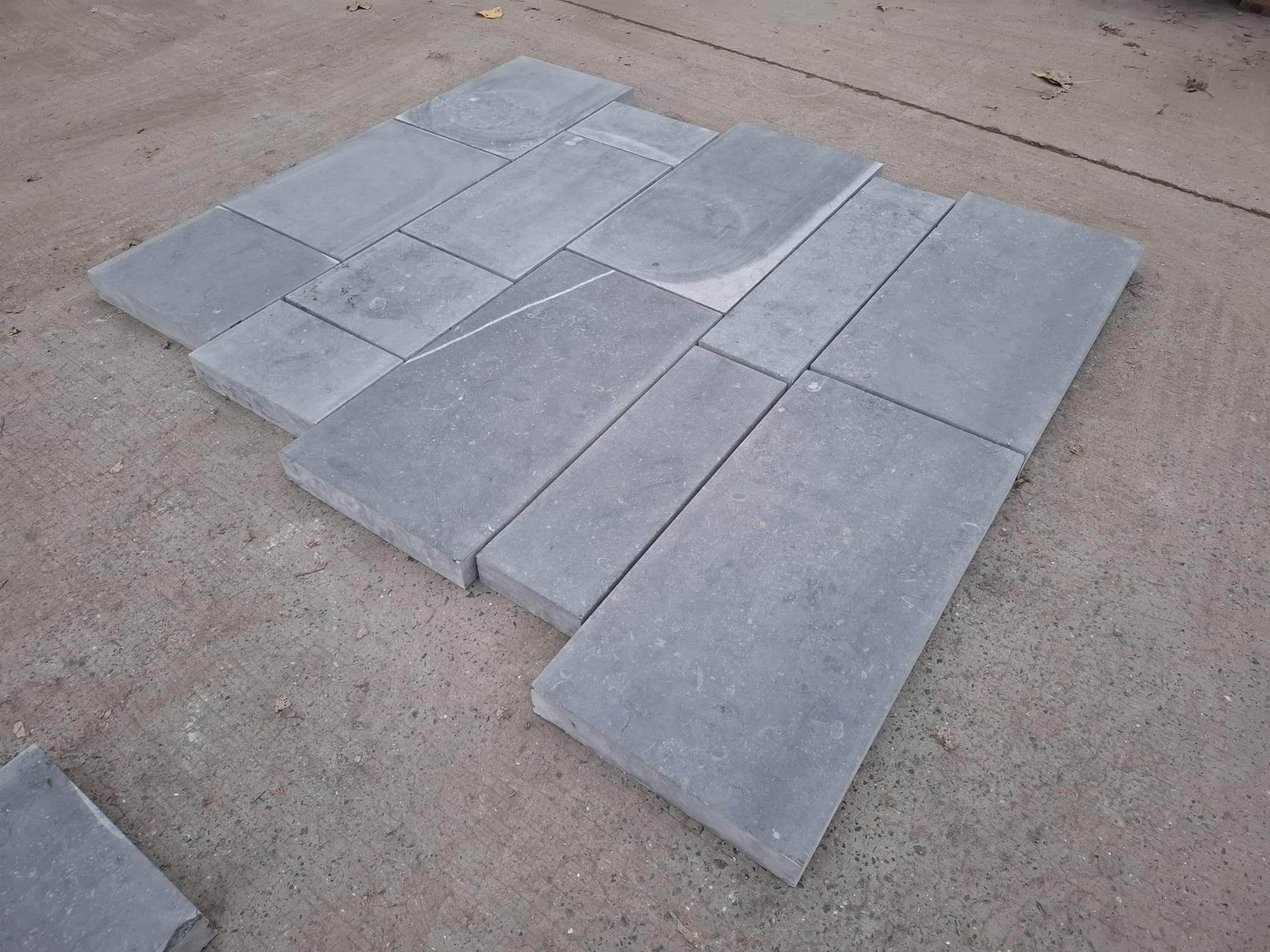 Dalles en petites bandes en longueurs libres en adouci clair en pierre bleue en 5 cm - Image 4