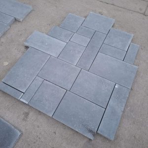 Dalles en petites bandes en longueurs libres en adouci clair en pierre bleue en 5 cm