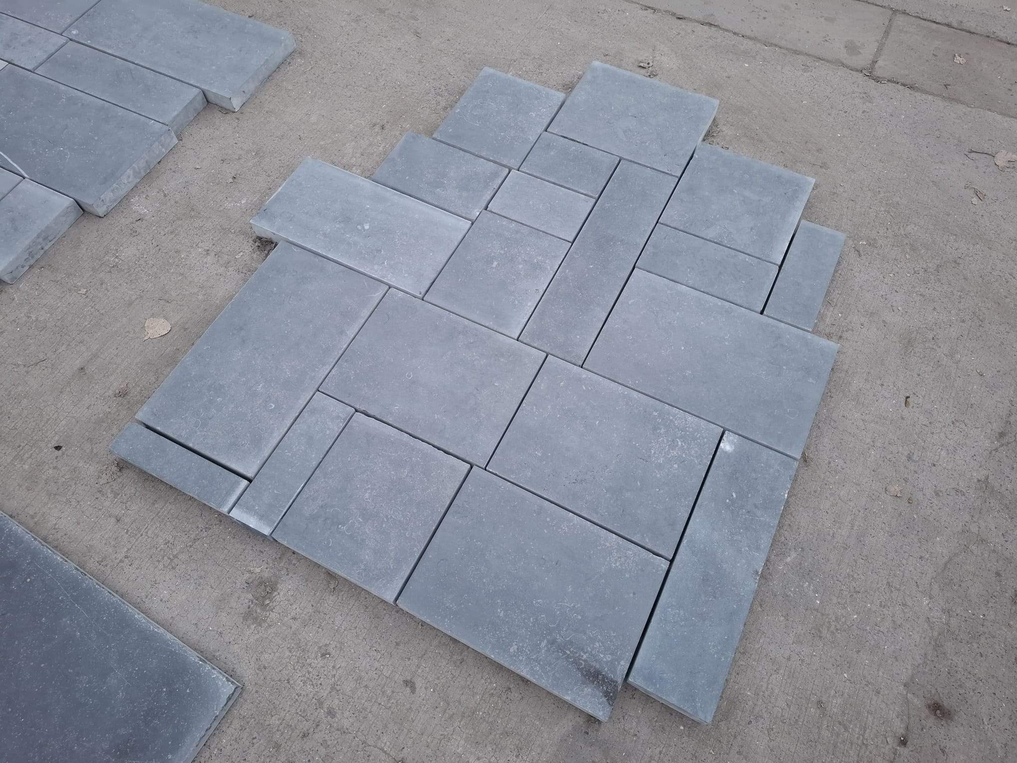 Dalles en petites bandes en longueurs libres en adouci clair en pierre bleue en 5 cm