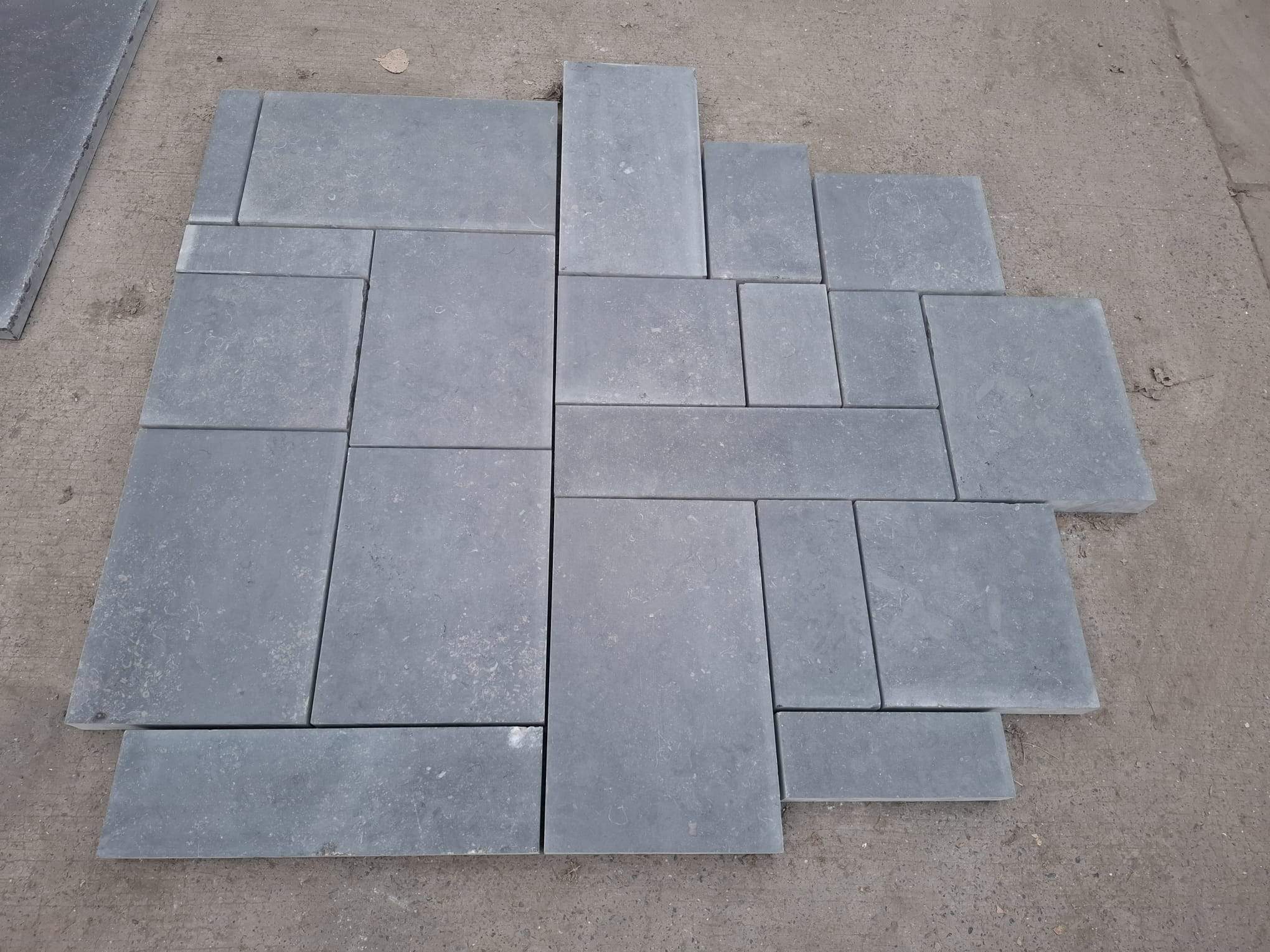 Dalles en petites bandes en longueurs libres en adouci clair en pierre bleue en 5 cm - Image 3