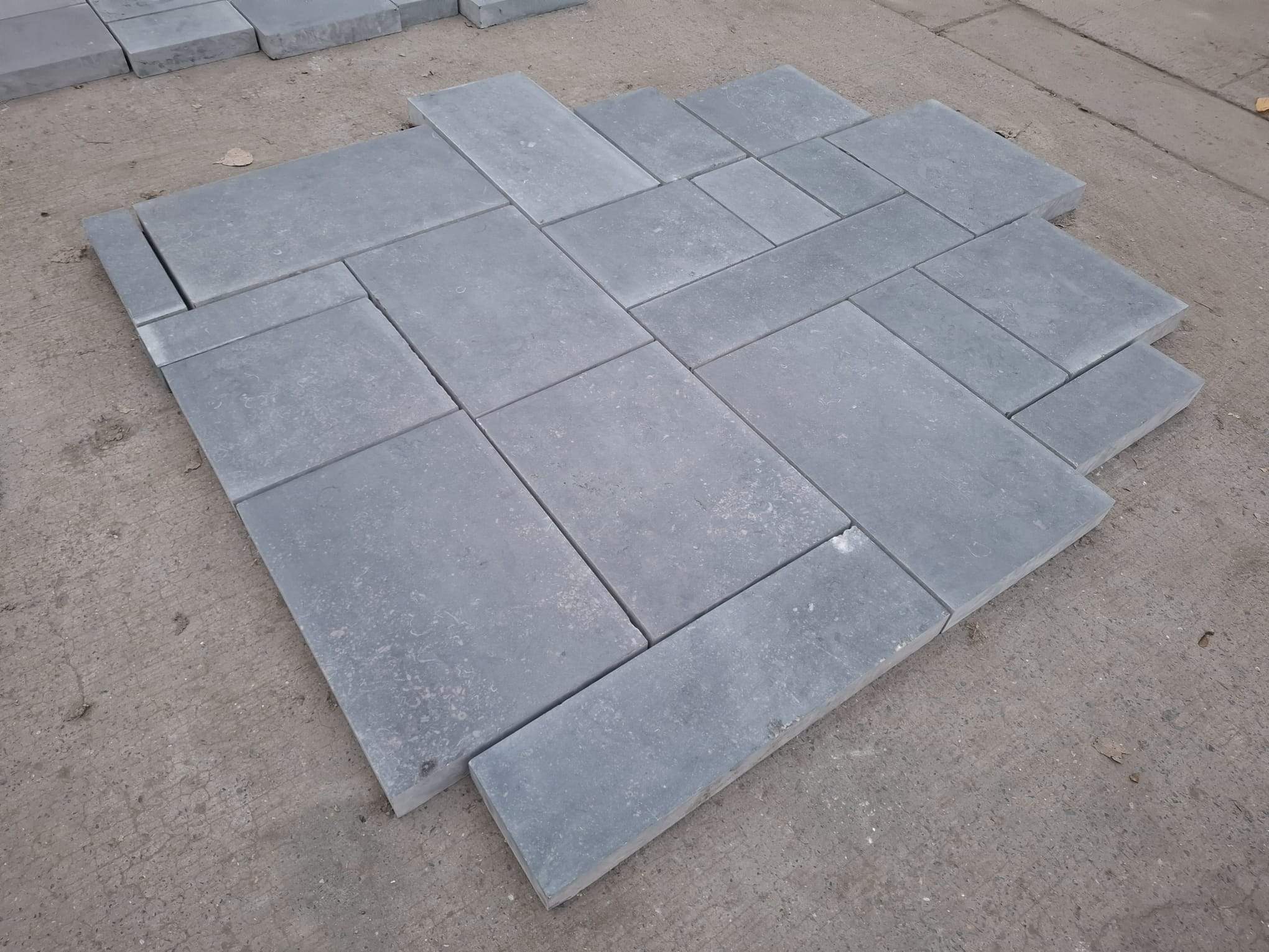 Dalles en petites bandes en longueurs libres en adouci clair en pierre bleue en 5 cm - Image 2